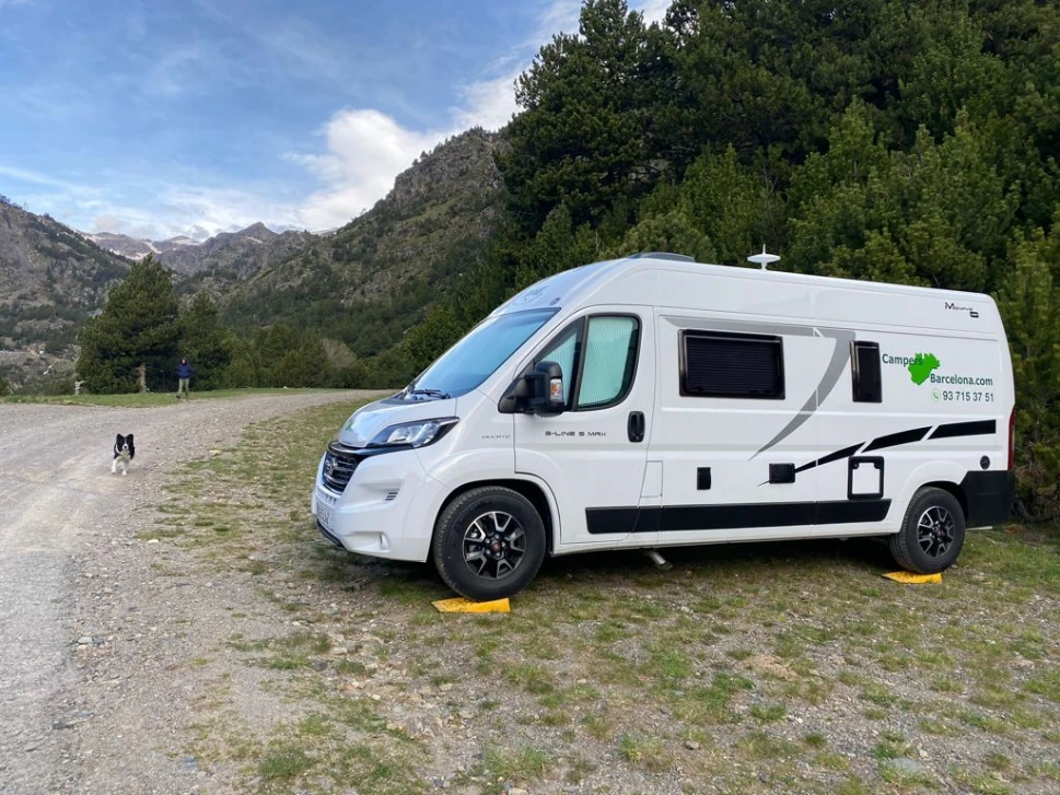 Autocaravana en la montaña y con perro